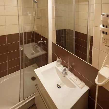 Hotel Dina 4*